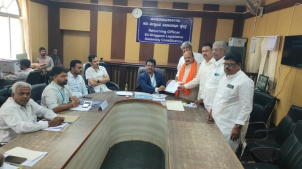 Karnataka Election 2023: कर्नाटक के CM बोम्मई ने शिगगांव सीट से भरा नामांकन; जीत का किया दावा Karnataka Election 2023: कर्नाटक के CM बोम्मई ने शिगगांव सीट से भरा नामांकन; जीत का किया दावा