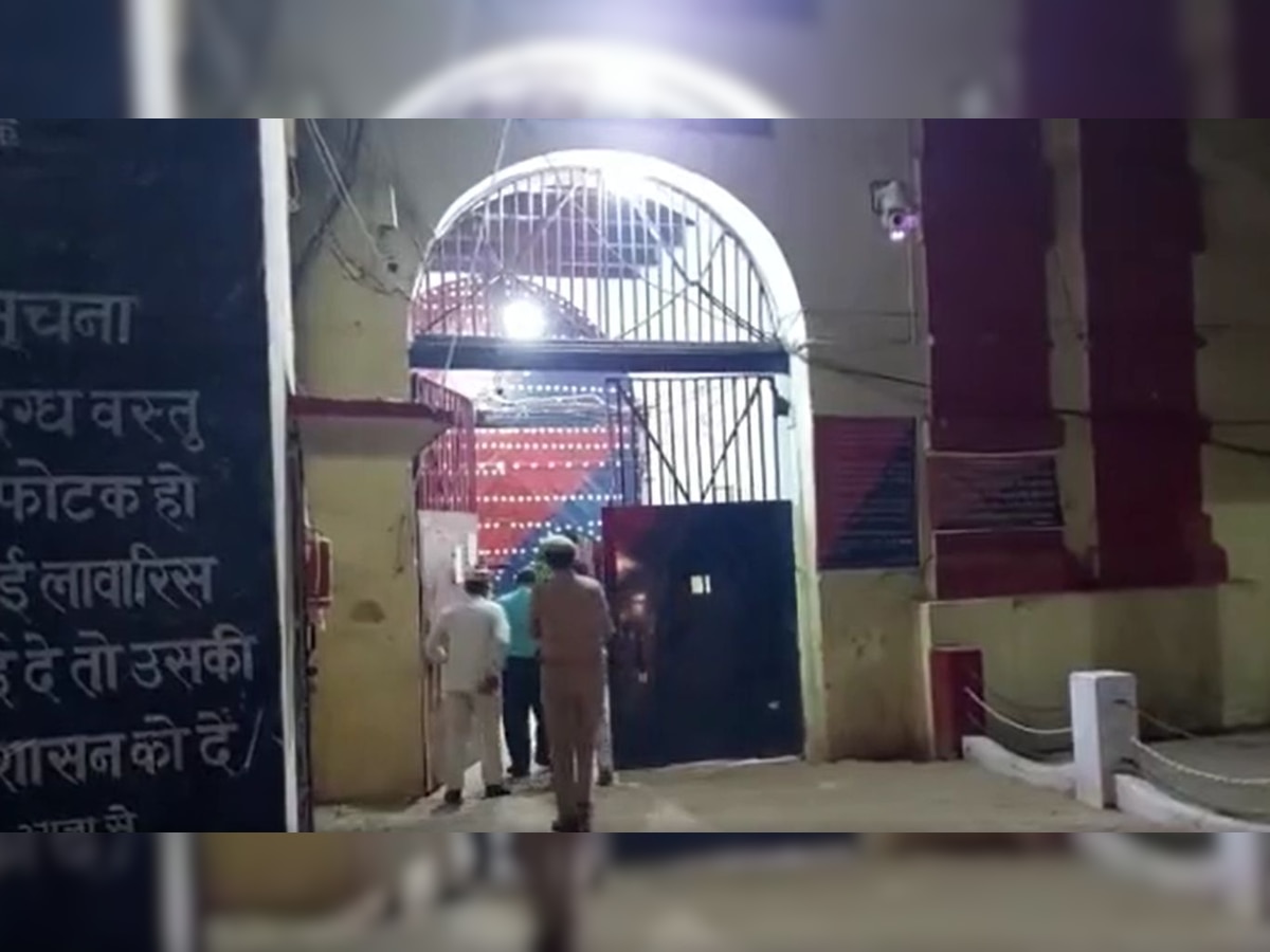 Sitapur: क्या बंदी को जेल में हीटर पर खड़ा करके कराया गया शौच, 1500 बंदियों ने की भूख हड़ताल?