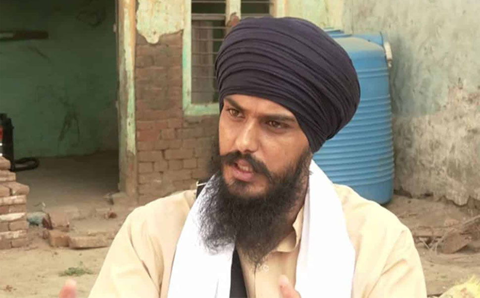 Amritpal Singh: अमृतपाल सिंह पर लगातार कसा जा रहा शिकंजा, पुलिस ने तीन करीबियों को किया गिरफ्तार Amritpal Singh: अमृतपाल सिंह पर लगातार कसा जा रहा शिकंजा, पुलिस ने तीन करीबियों को किया गिरफ्तार