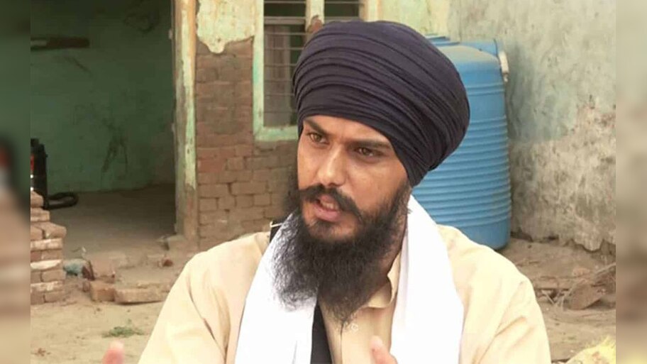 Amritpal Singh: अमृतपाल सिंह पर लगातार कसा जा रहा शिकंजा, पुलिस ने तीन करीबियों को किया गिरफ्तार