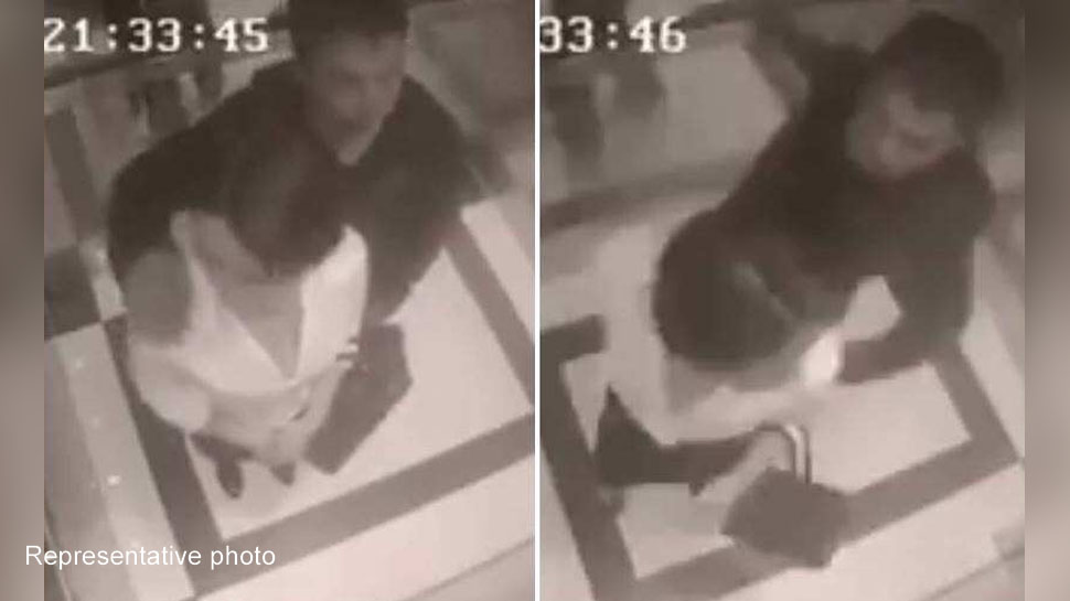 Delhi Metro: लिफ्ट में महिला के साथ युवक ने की गंदी हरकत, CCTV की मदद से पुलिस ने किया गिरफ्तार Delhi Metro: लिफ्ट में महिला के साथ युवक ने की गंदी हरकत, CCTV की मदद से पुलिस ने किया गिरफ्तार