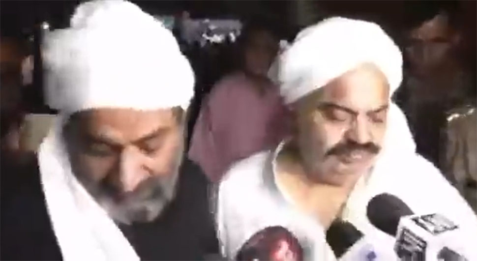 Atiq Ahmed Death: 17 पुलिसकर्मी सस्पेंड, पूरे प्रदेश में धारा 144 लागू, CM आवास की बढ़ी सिक्योरिटी Atiq Ahmed Death: 17 पुलिसकर्मी सस्पेंड, पूरे प्रदेश में धारा 144 लागू, CM आवास की बढ़ी सिक्योरिटी