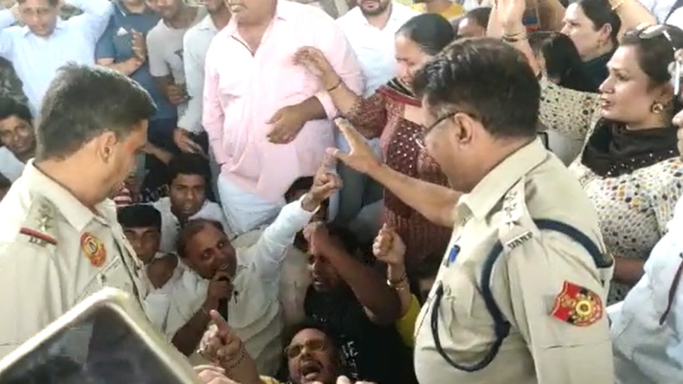 1731706 aap protest CBI Summons CM Kejriwal: केजरीवाल से पूछताछ में विरोध में AAP का प्रदर्शन, कई कार्यकर्ता किए डिटेन | News in Hindi