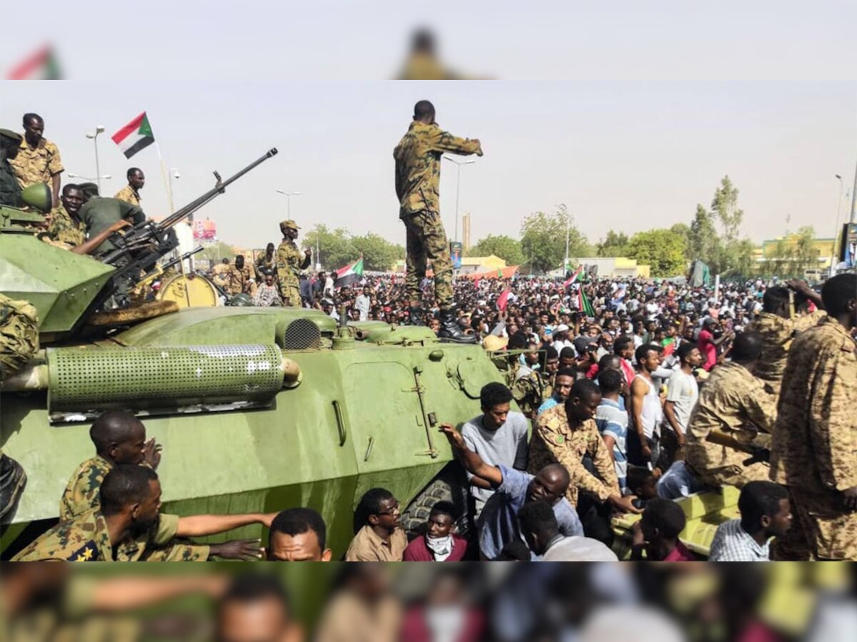 Sudan: सूडान में सेना व अर्द्धसैनिकों के बीच संघर्ष, एक भारतीय समेत 56 की मौत