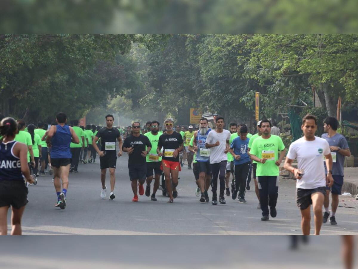 Marathon Run: डीएलएफ मॉल की एक्टिव नोएडा वर्ल्ड अर्थ डे रन, दौड़े अभिनेता मिलिंद सोमन