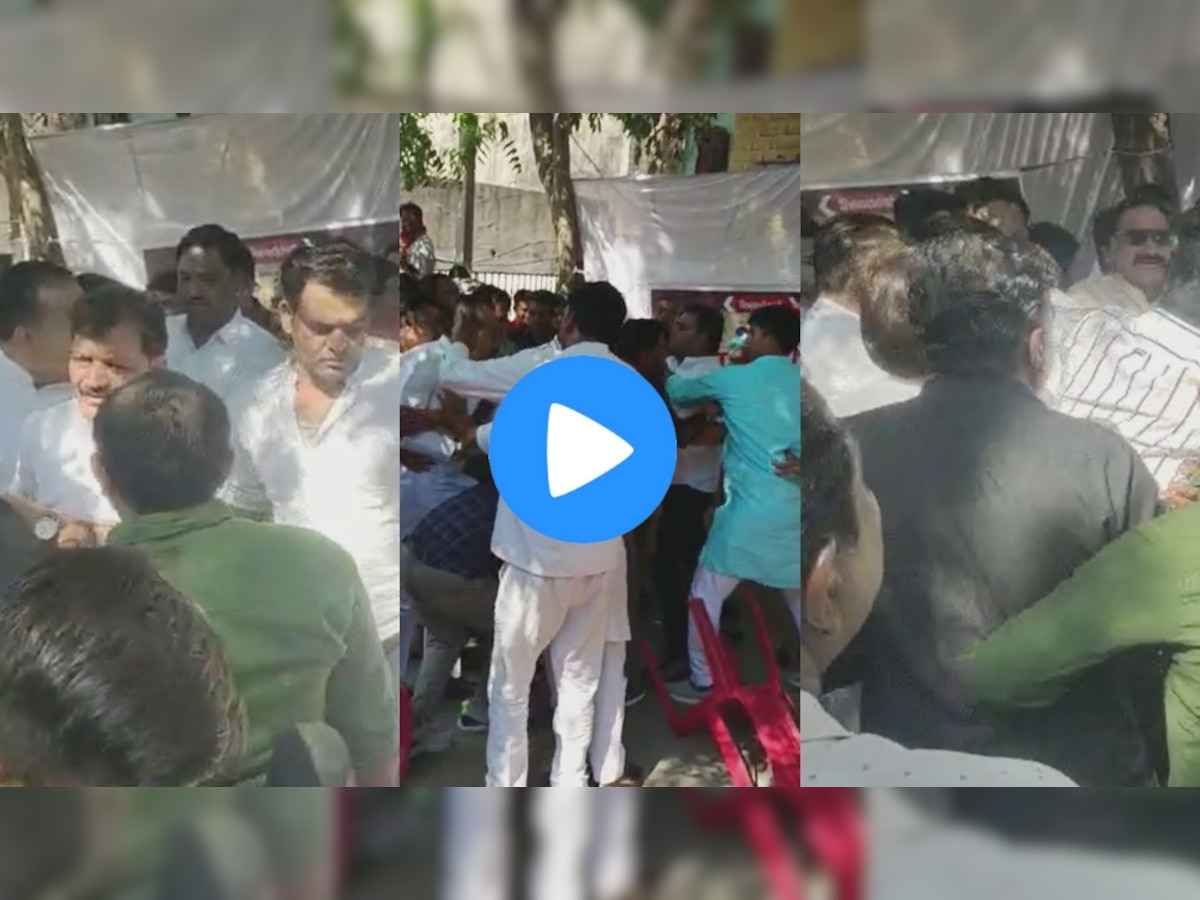 जमीन पर पहुंची TV डिबेट! आपस में भिड़े BJP और कांग्रेस नेता, जूतम पैजार का VIDEO VIRAL