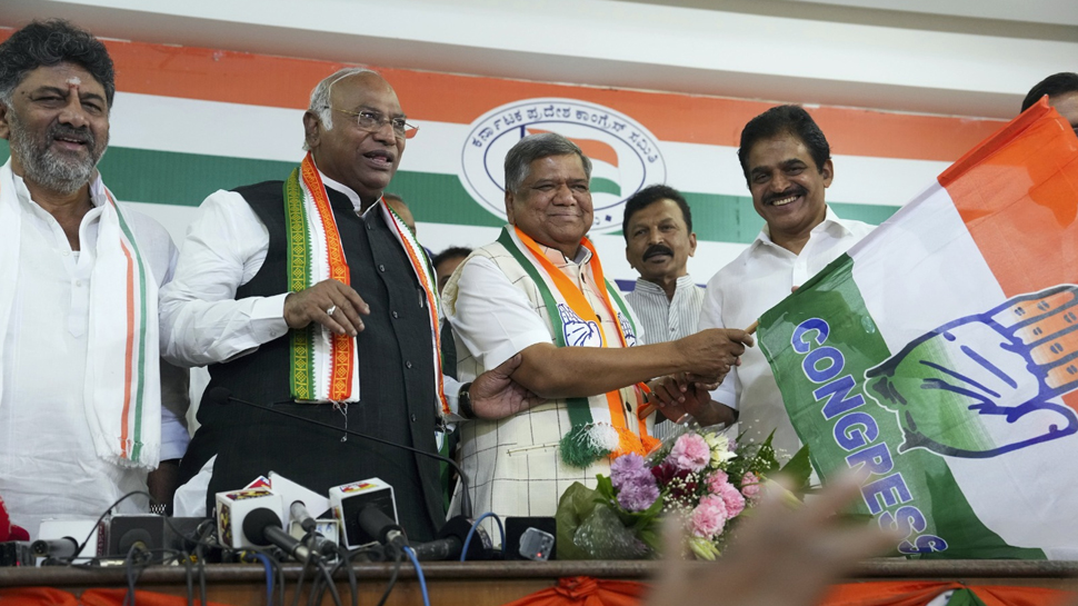 कर्नाटक में भाजपा को बड़ा झटका! पूर्व मुख्यमंत्री जगदीश शेट्टर कांग्रेस में शामिल कर्नाटक में भाजपा को बड़ा झटका! पूर्व मुख्यमंत्री जगदीश शेट्टर कांग्रेस में शामिल