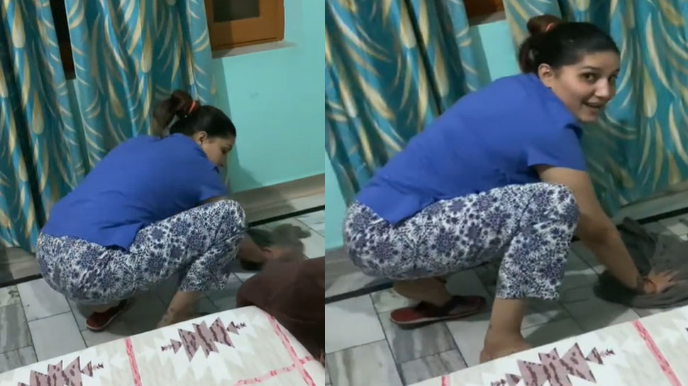 Sapna Choudhary Video: पोछा लगाती सपना का पति ने पीछे से बना लिया वीडियो; देखें Sapna Choudhary Video: पोछा लगाती सपना का पति ने पीछे से बना लिया वीडियो; देखें
