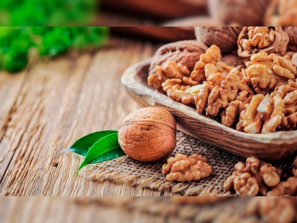 Walnuts In Summer ଗରମ ଦିନେ ଯଦି ଅଖରୋଟ ଖାଉଛନ୍ତି ତେବେ ସାବଧାନ ! ଶରୀରକୁ ଲାଭ