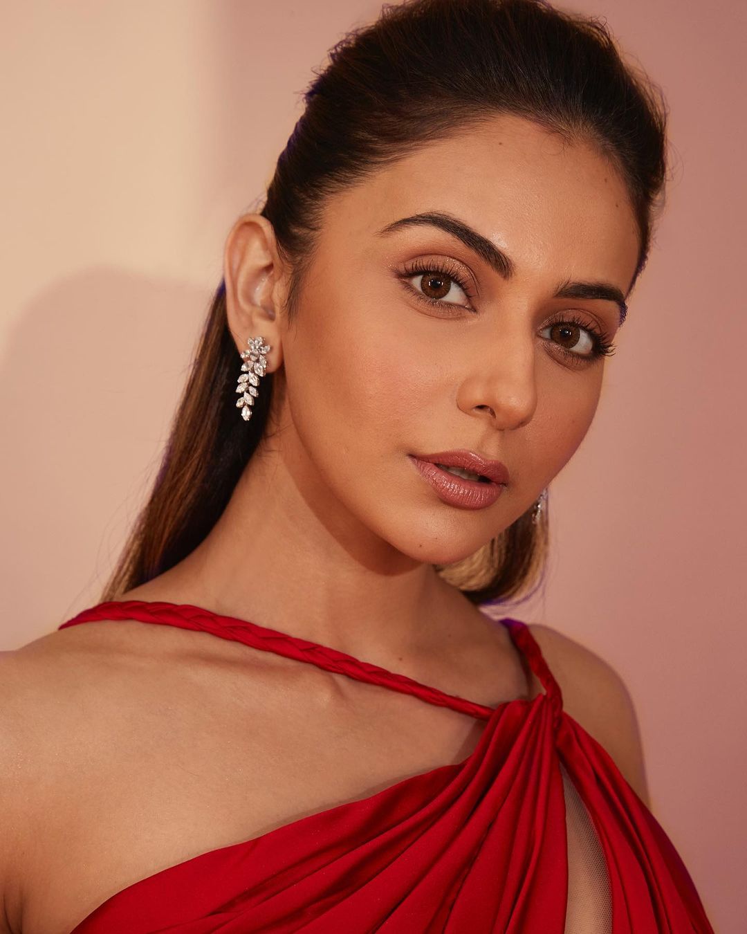 प्यार की बरसात कर रहे हैं फैंस