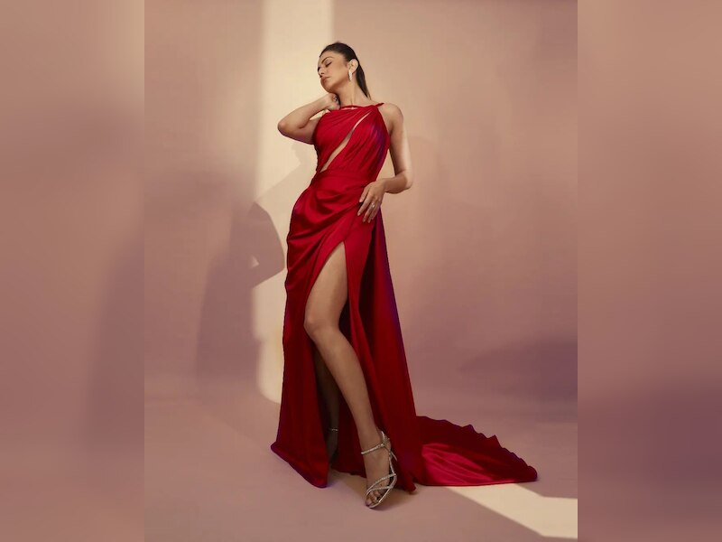 रकुल ने टोन्ड लेग्स को किया फ़्लॉन्ट