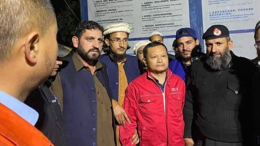 Pakistan: पाकिस्तान में नमाज़ पर टिप्पणी करना चीनी मैनेजर को पड़ा भारी; जान के पड़ गए लाले