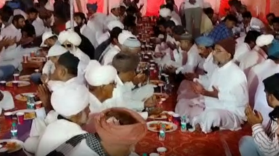 Barmer: बाड़मेर में इफ़्तार पार्टी का आयोजन; सांप्रदायिक सद्भावना का दिया गया संदेश Barmer: बाड़मेर में इफ़्तार पार्टी का आयोजन; सांप्रदायिक सद्भावना का दिया गया संदेश