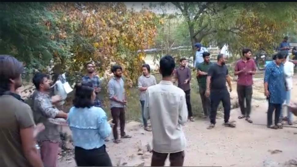 बुल्डोजर का एक जवाब, इंक़लाब ज़िन्दाबाद; JNU में अतीक की हत्या पर मचा बवाल बुल्डोजर का एक जवाब, इंक़लाब ज़िन्दाबाद; JNU में अतीक की हत्या पर मचा बवाल