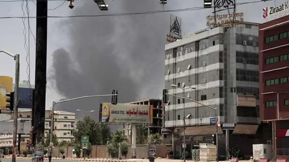 Sudan Violence: सूडान में नहीं रुक रही हिंसा, EU Ambassador की गोली मरकर हत्या Sudan Violence: सूडान में नहीं रुक रही हिंसा, EU Ambassador की गोली मरकर हत्या