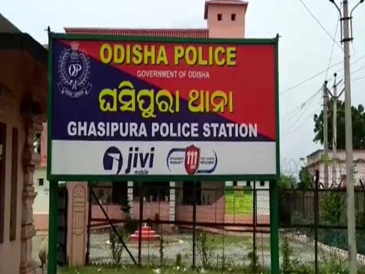 Keonjhar News: ଚାକିରି ନ ହେବାରୁ ଜୀବନ ହାରିଲେ ଯୁବକ, ଭେଣ୍ତିଆ ପୁଅକୁ ହରାଇ ମାଟିରେ ଲୋଟି ପଡୁଛି ମାଆ