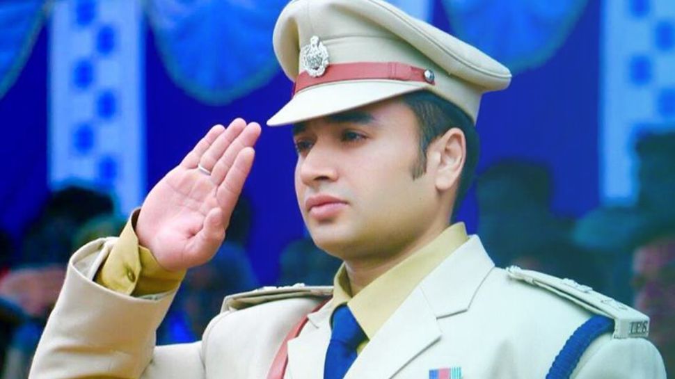 Ips Cap Position know why most of the IPS officers not wear their cap in front of an IAS ...