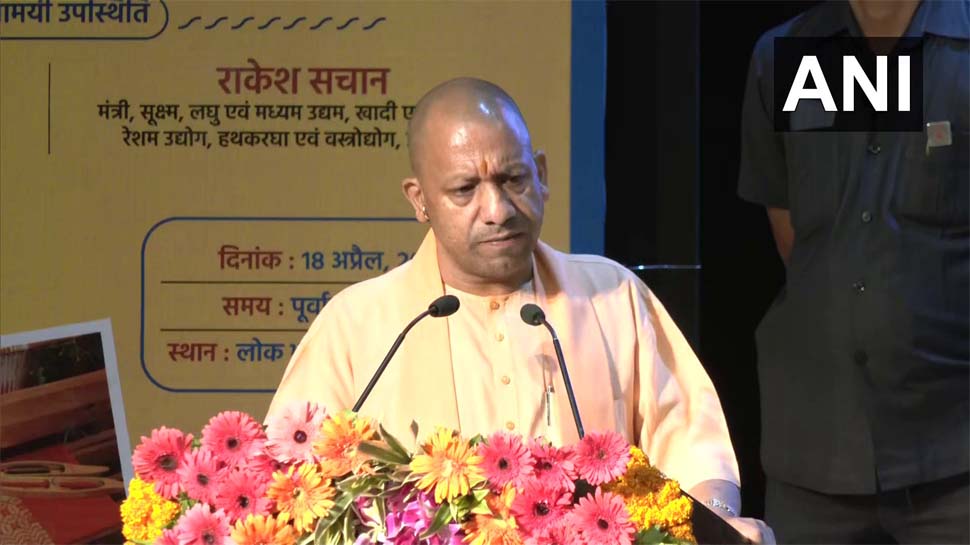 अतीक की हत्या के बाद योगी का पहली बार आया रिएक्शन; थपथपाई खुद की पीठ अतीक की हत्या के बाद योगी का पहली बार आया रिएक्शन; थपथपाई खुद की पीठ