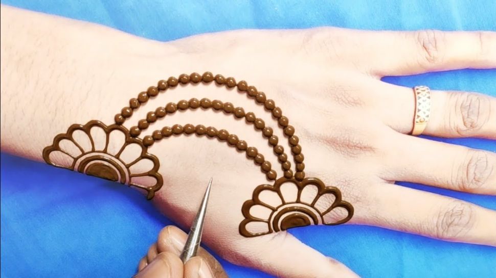 Artist's Unique 'QR Code' Mehendi for Raksha Bandhan Has Sisters 'Scanning'  for Gifts - News18