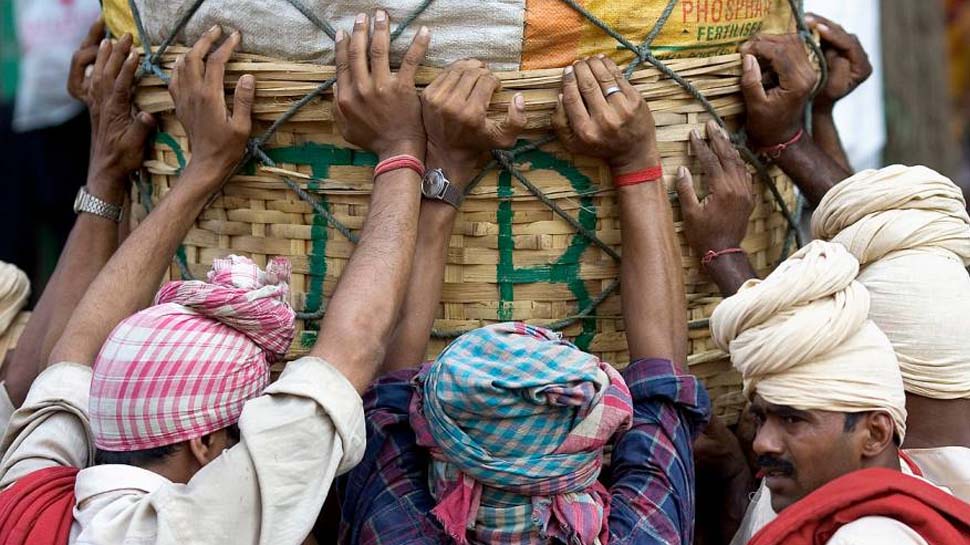 इंजीनियरिंग कॉलेज का असिस्टेंट प्रोफेसर नौकरी छोड़कर बन गया कूली; आखिर क्या थी मजबूरी ? इंजीनियरिंग कॉलेज का असिस्टेंट प्रोफेसर नौकरी छोड़कर बन गया कूली; आखिर क्या थी मजबूरी ?