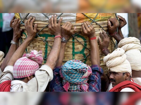 इंजीनियरिंग कॉलेज का असिस्टेंट प्रोफेसर नौकरी छोड़कर बन गया कूली; आखिर क्या थी मजबूरी ?   