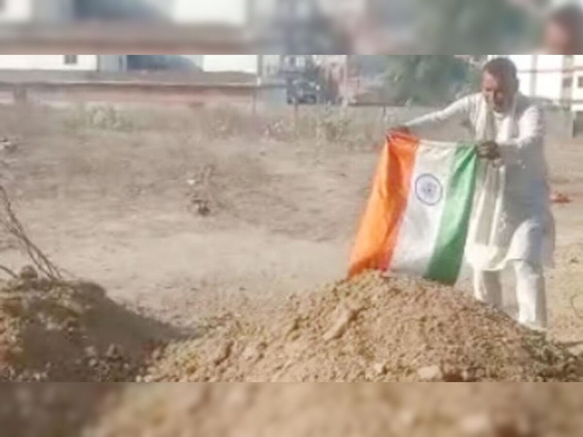 इस पार्टी के नेता ने अतीक की कब्र पर चढ़ाया 'तिरंगा', कहा अमर रहो, मैं तुमको भारत रत्न दिलाऊंगा
