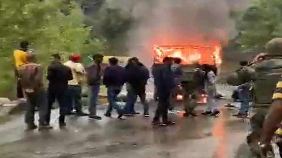 Jammu Kashmir: सेना की गाड़ी में लगी आग, चार जवान शहीद