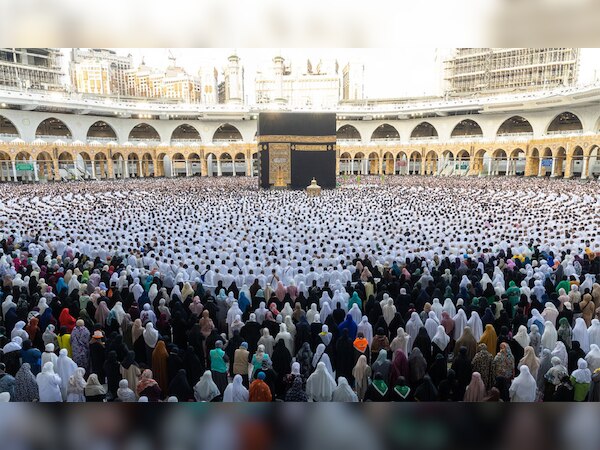 Saudi Arabia Eid Photos: मस्जिद अल हरम में ईद की नमाज़ का दिलकश मंजर, देखिए तस्वीरें