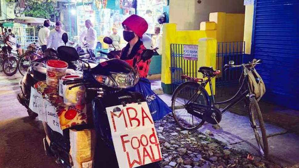 MBA food wali girl comes by scooty sets up a food stall and then | 'MBA फूड  वाली' लड़की आती है स्कूटी से, लगाती है खाने-पीने का ठेला और फिर | Hindi