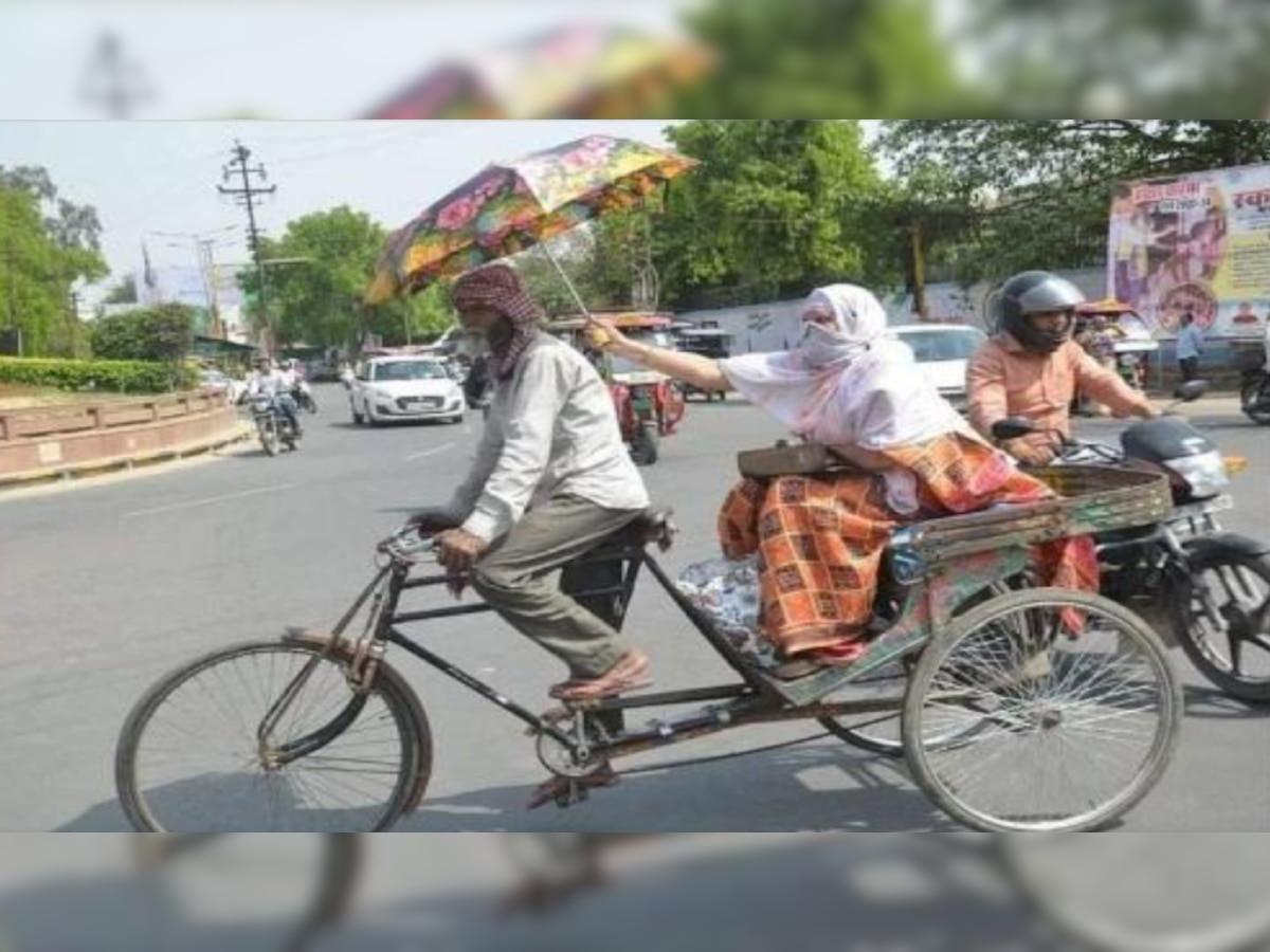 अभी बाक़ी है इंसानियत; महिला ने रिक्शा चालक को गर्मी से बचाने के लिए किया कुछ ऐसा, वायरल हो गया फोटो