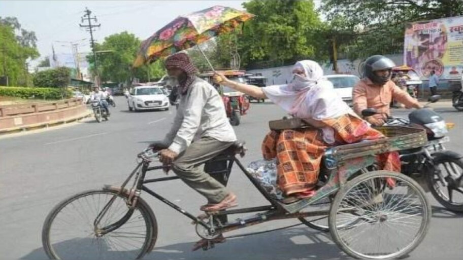 अभी बाक़ी है इंसानियत; महिला ने रिक्शा चालक को गर्मी से बचाने के लिए किया कुछ ऐसा, वायरल हो गया फोटो