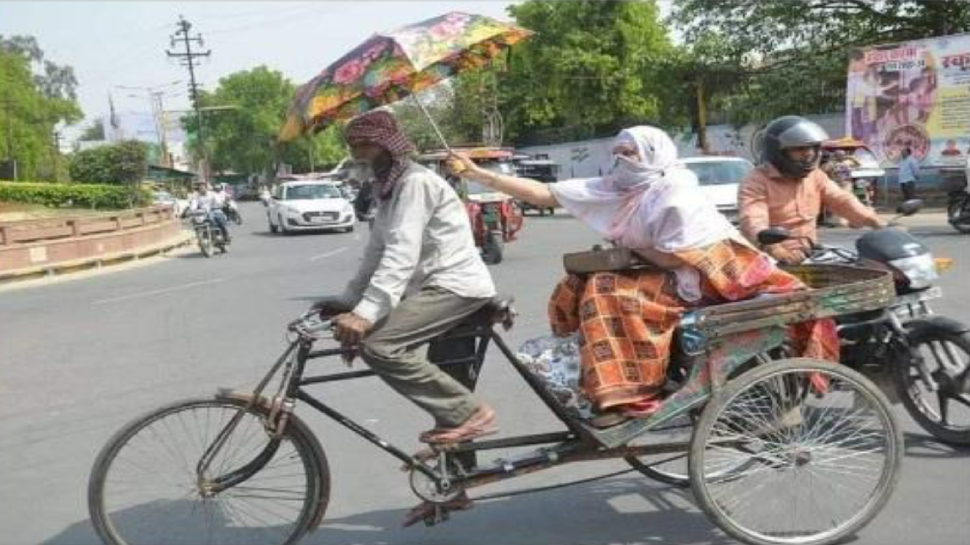 अभी बाक़ी है इंसानियत; महिला ने रिक्शा चालक को गर्मी से बचाने के लिए किया कुछ ऐसा, वायरल हो गया फोटो अभी बाक़ी है इंसानियत; महिला ने रिक्शा चालक को गर्मी से बचाने के लिए किया कुछ ऐसा, वायरल हो गया फोटो