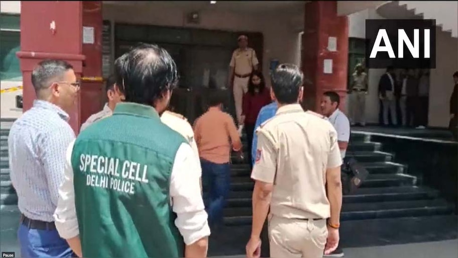पत्रकार बनकर अतीक पर हुआ था हमला, अब दिल्ली में वकील के ड्रेस में आए अपराधी ने कोर्ट परिसर में महिला को मारी गोली
