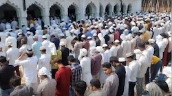 Eid-Ul-Fitr 2023: रोजेदारों ने अदा की अलविदा जुम्मे की नमाज, अब है ईद के चांद का इंत
