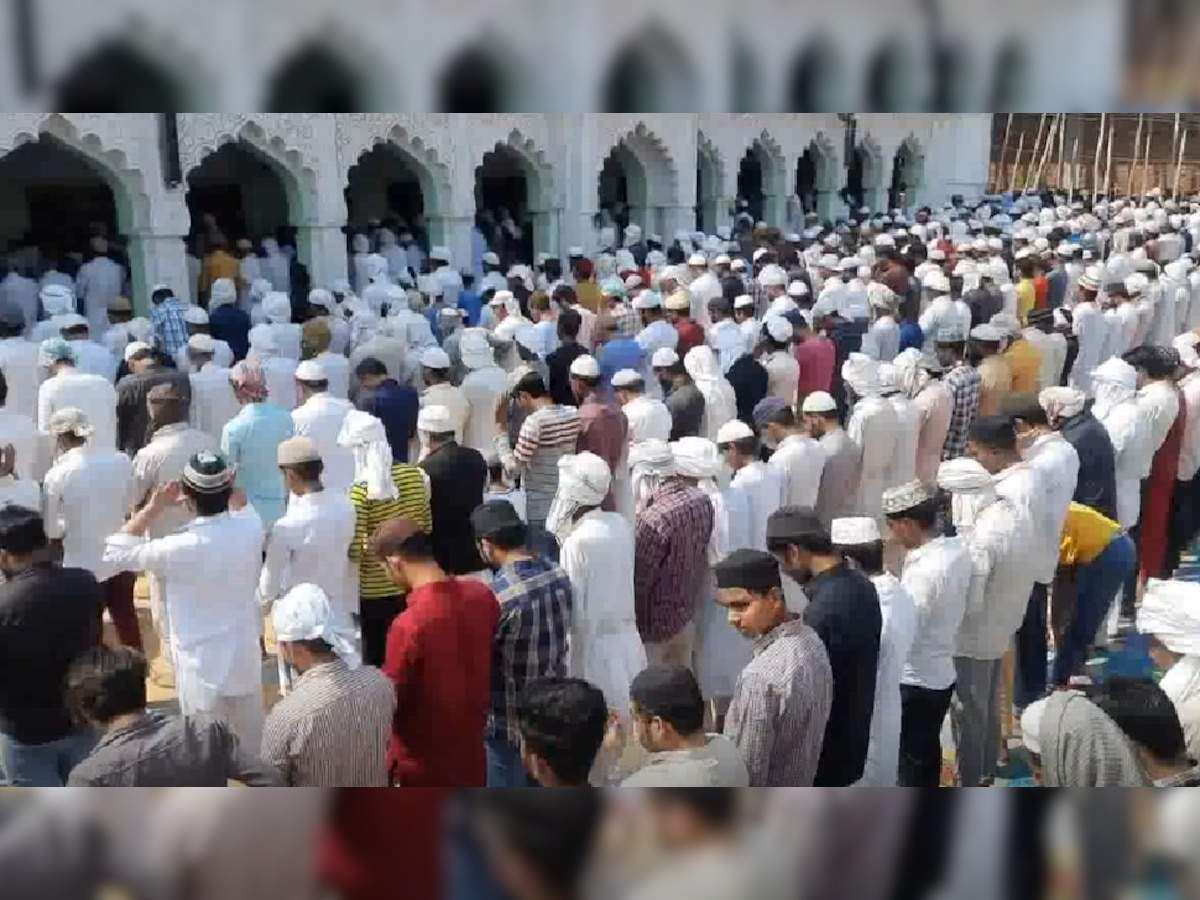 Eid-Ul-Fitr 2023: रोजेदारों ने अदा की अलविदा जुम्मे की नमाज, अब है ईद के चांद का इंतजार 