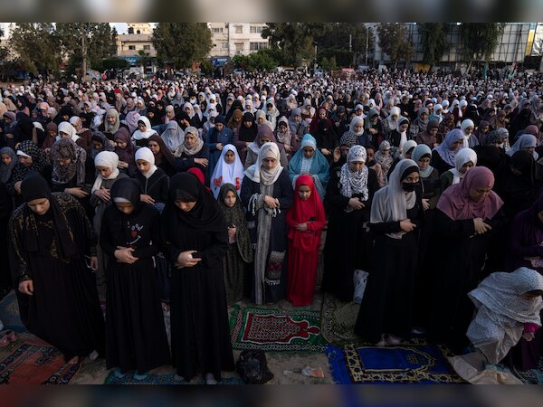 दुनिया के अलग-अलग हिस्सों में हर्षोल्लास से मनाया गया ईद का त्योहार; सूडान, तुर्की और सीरिया में ग़म का माहौल 