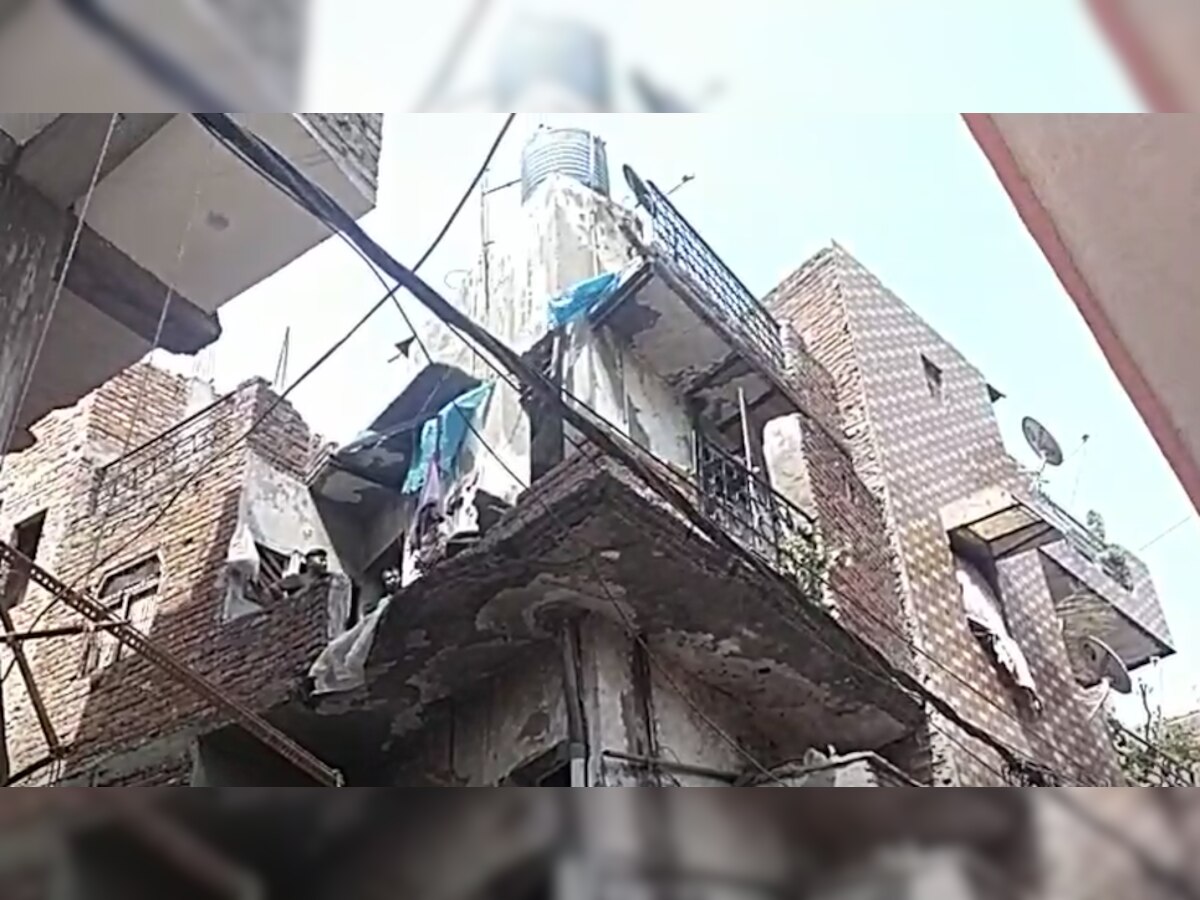 Delhi के मुकुंदपुर में बड़ा हादसा, जर्जर मकान का गिरा छज्जा, मलबे में दबे 2 लोग, एक की हालत गंभीर 