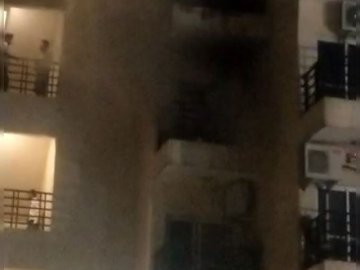 Noida Fire : नोएडा के फ्लैट में लगी आग, फायर ब्रिगेड ने शुरू किया राहत बचाव कार्य