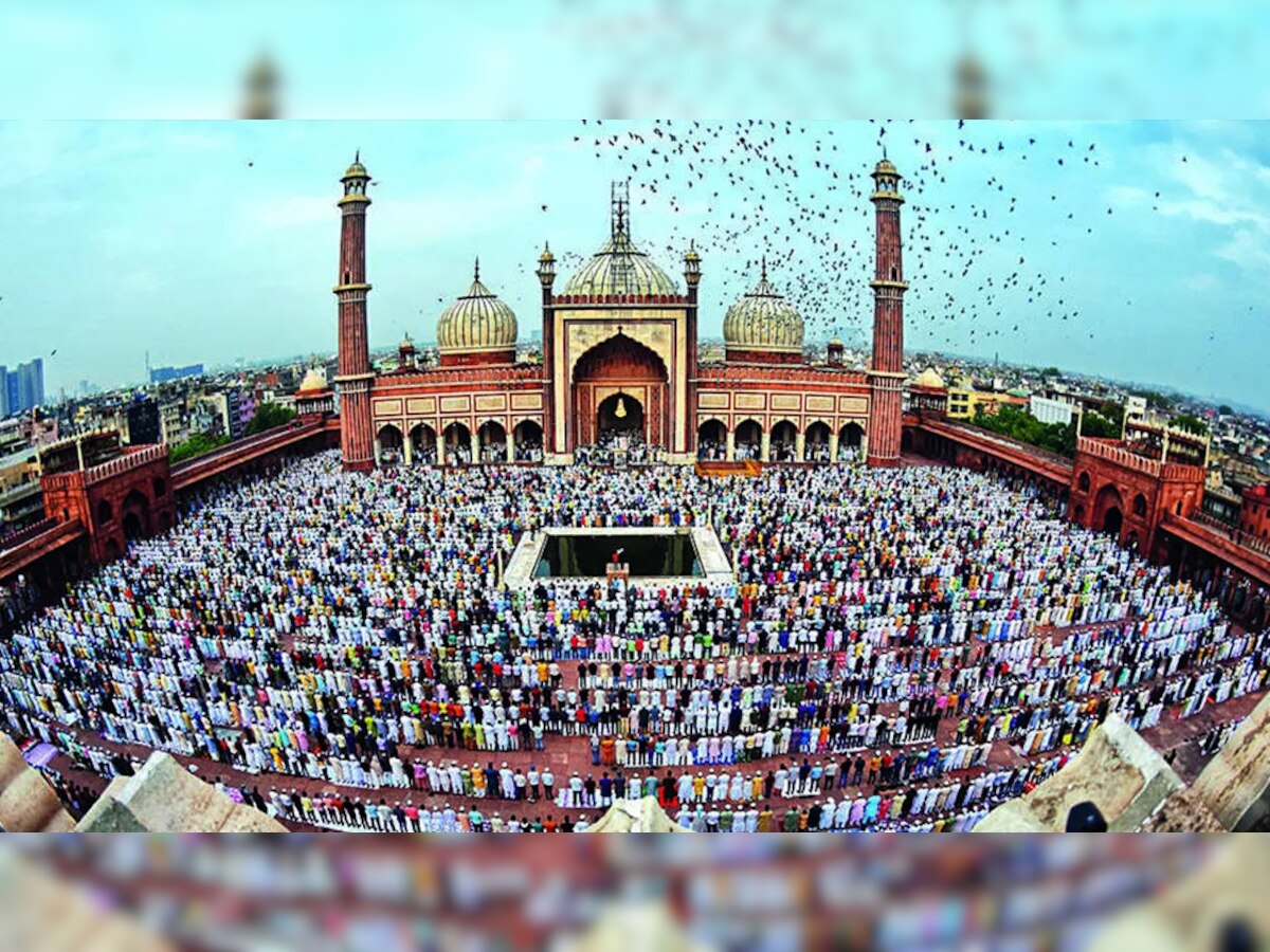 Eid Ul Fitr: पूरे देश में मनाई गई ईद, लोगों ने एक दूसरे को गले मिलकर दी मुबारकबाद