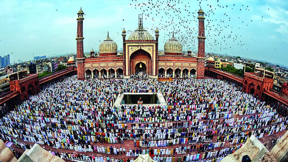 Eid Ul Fitr: पूरे देश में मनाई गई ईद, लोगों ने एक दूसरे को गले मिलकर दी मुबारकबाद Eid Ul Fitr: पूरे देश में मनाई गई ईद, लोगों ने एक दूसरे को गले मिलकर दी मुबारकबाद