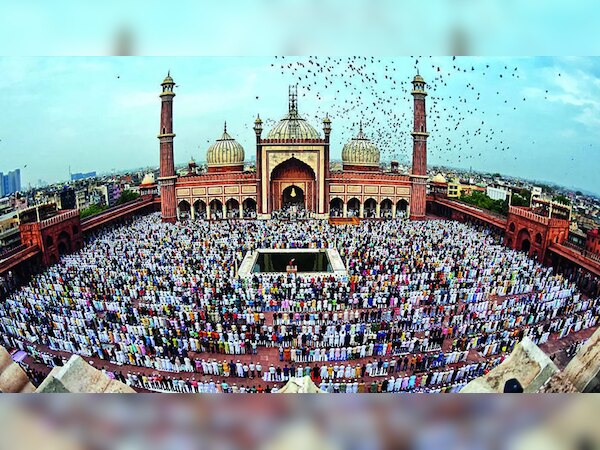 Eid Ul Fitr: पूरे देश में मनाई गई ईद, लोगों ने एक दूसरे को गले मिलकर दी मुबारकबाद
