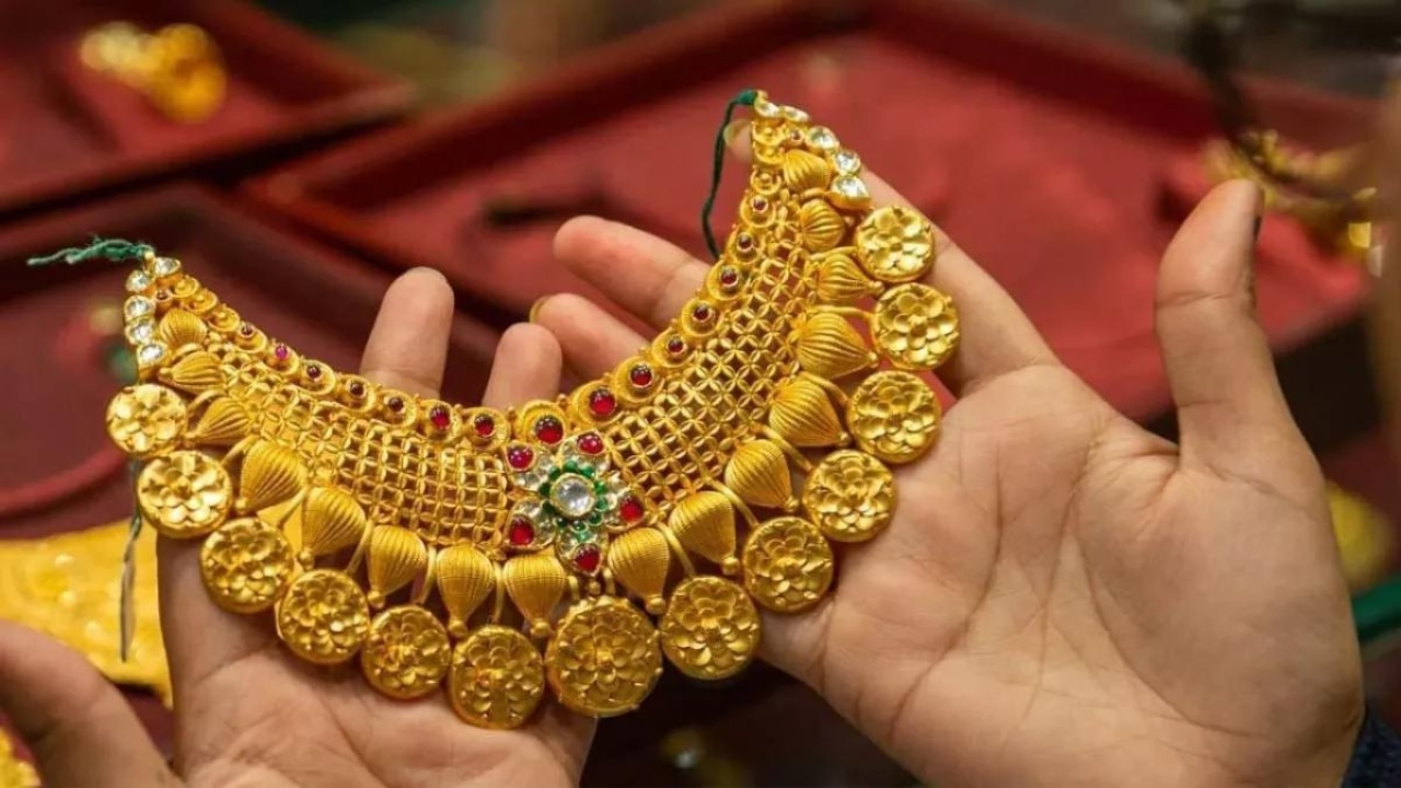 Akshaya Tritiya 2023: अक्षय तृतीया पर 980 रुपये सस्ता हुआ सोना, जानें अपने शहर का सोने का भाव