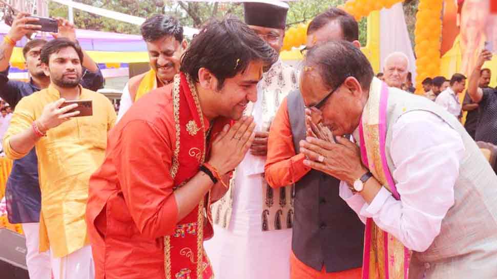 CM Shivraj singh chouhan big announcement in front of Pandit Dhirendra Krishna Shastri Brahmin kalyan Board | पंडित धीरेंद्र कृष्ण शास्त्री के सामने CM शिवराज की बड़ी घोषणा, MP में बनेगा ...