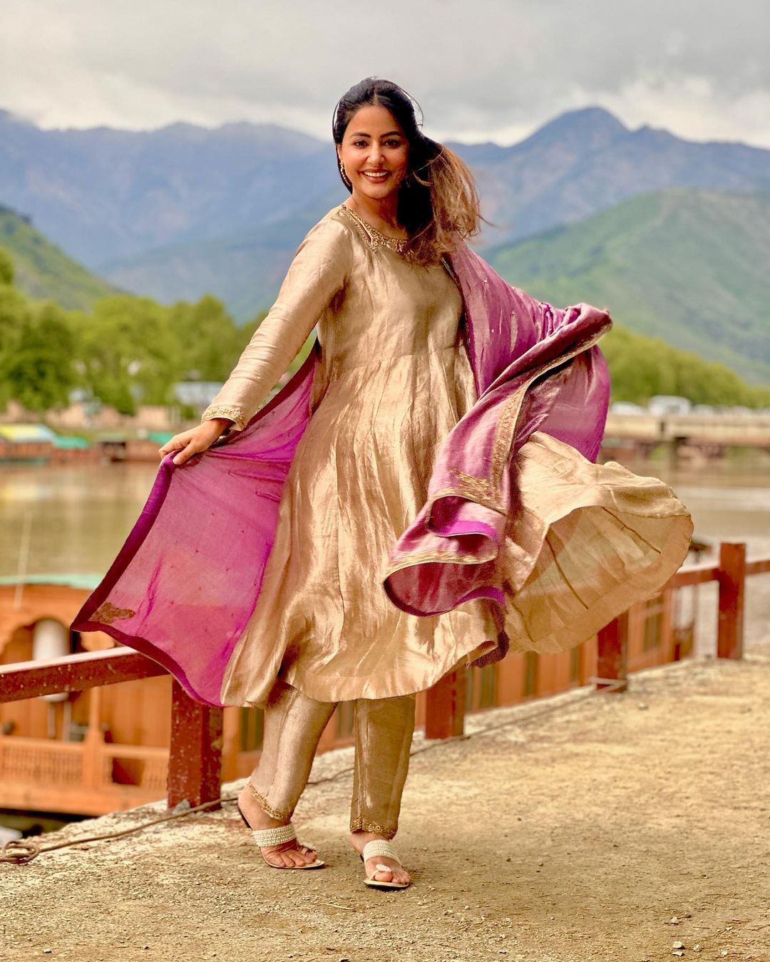 Hina khan celebrate eid 2023 in kashmir share photo in traditional look from dal lake | हसीं वादियां, डल झील पर चलते शिकारों के बीच कश्मीर की कली बनीं Hina Khan, सादगी