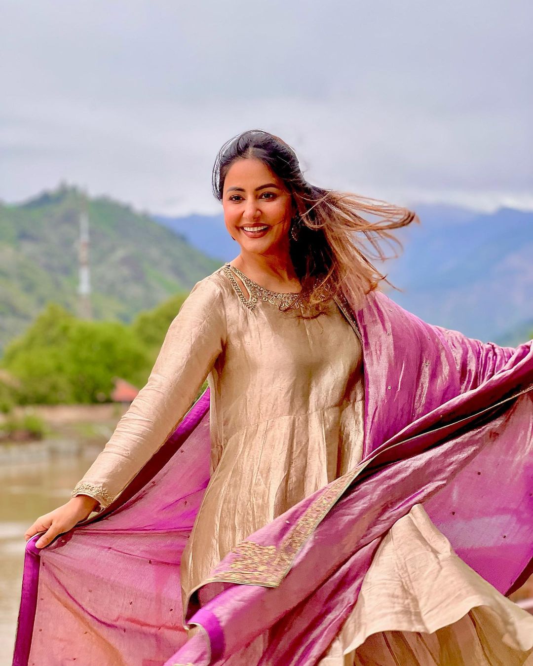 वादियों में खिलखिलाती हुई आईं नज़र