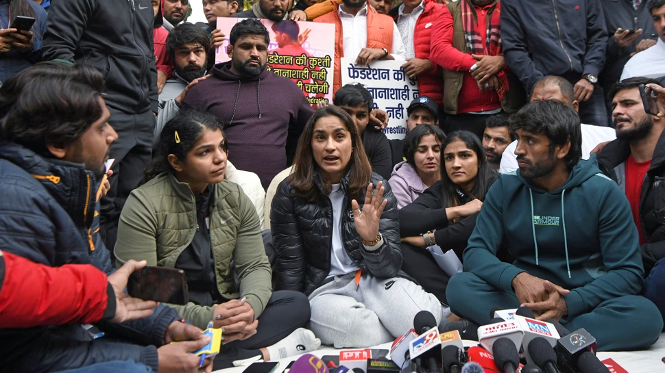 खिलाड़ियों के साथ शोषण मामले में बड़ा एक्शन! पुलिस ने उठाया बड़ा कदम खिलाड़ियों के साथ शोषण मामले में बड़ा एक्शन! पुलिस ने उठाया बड़ा कदम