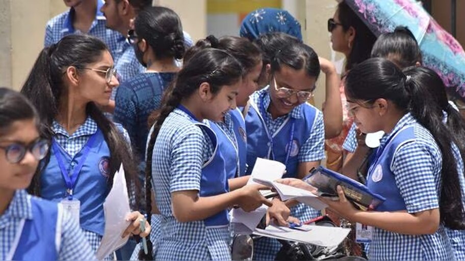 UP Board Result 2023 Live: UP बोर्ड के 10वीं और 12वीं के रिजल्ट जारी, 10वीं में सीतापुर की प्रियांशी सोनी ने टॉप किया 