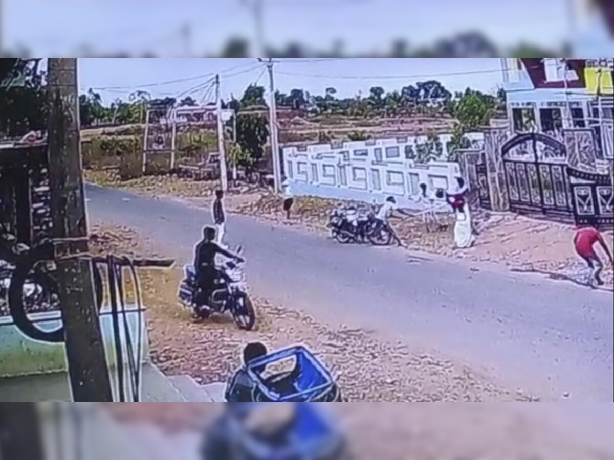 डूंगरपुर में गुंडों ने महिला से की छीना झपटी, फिर VDO को मारा लट्ठ, देखें वीडियो  