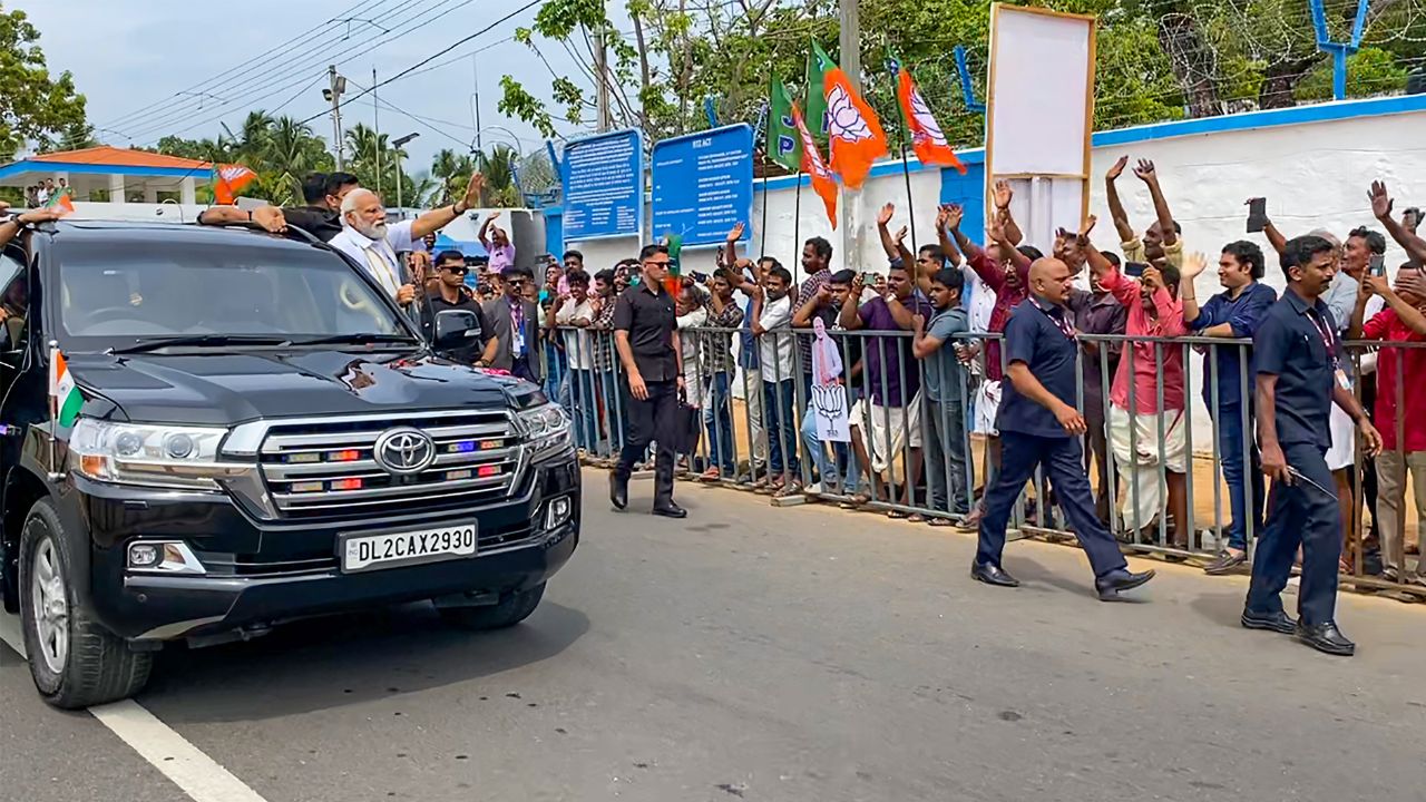पहली वाटर मेट्रो और वंदे भारत, केरल में PM मोदी का जोरदार स्वागत, झलक पाने को जुटे हजारों 