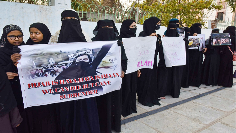 देशभर में सुर्ख़ियां बटोरने वाला कर्नाटक हिजाब प्रकरण चुनाव प्रचार अभियान में नहीं बन पाया बड़ा मुद्दा देशभर में सुर्ख़ियां बटोरने वाला कर्नाटक हिजाब प्रकरण चुनाव प्रचार अभियान में नहीं बन पाया बड़ा मुद्दा